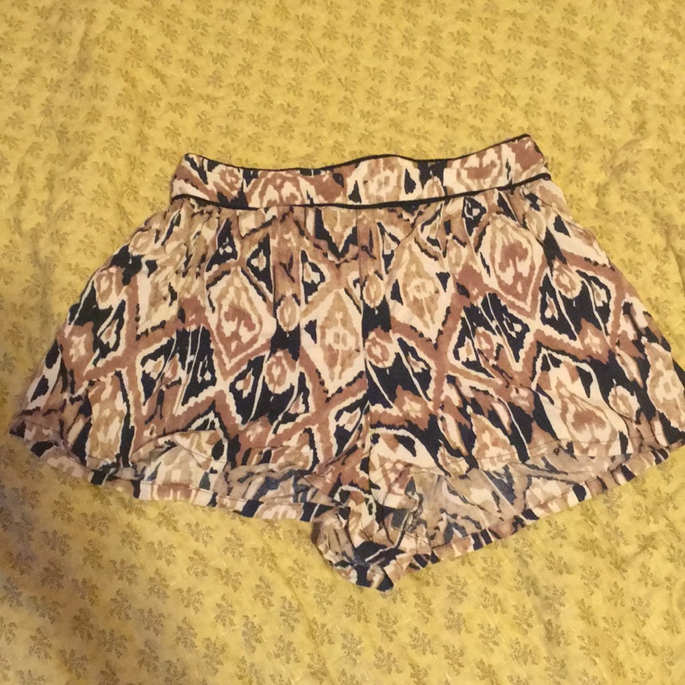 Flowy printed high waisted shorts
